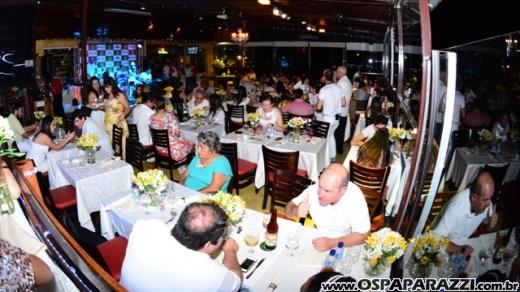 Rogerio Souza celebra a noite de réveillon com clientes e amigos do Guten Bier