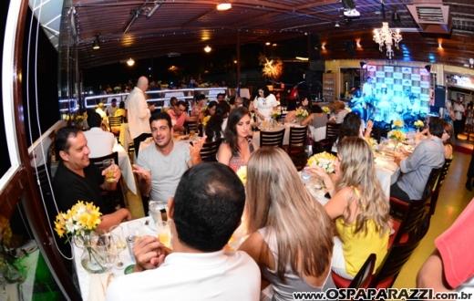 Rogerio Souza celebra a noite de réveillon com clientes e amigos do Guten Bier