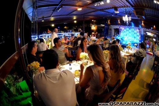 Rogerio Souza celebra a noite de réveillon com clientes e amigos do Guten Bier