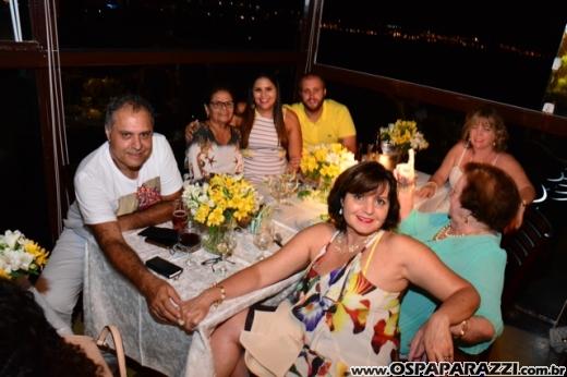 Rogerio Souza celebra a noite de réveillon com clientes e amigos do Guten Bier