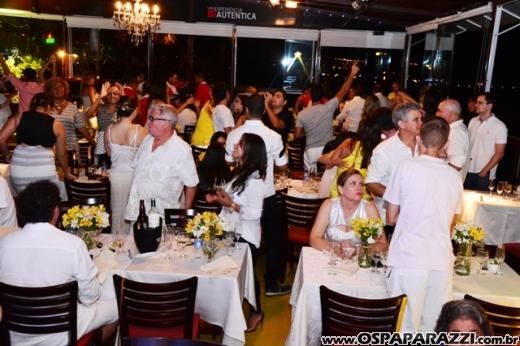 Rogerio Souza celebra a noite de réveillon com clientes e amigos do Guten Bier