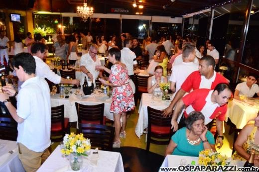 Rogerio Souza celebra a noite de réveillon com clientes e amigos do Guten Bier