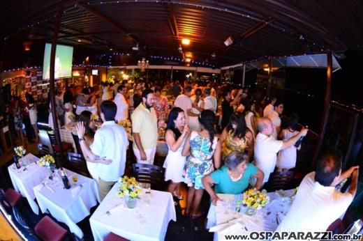 Rogerio Souza celebra a noite de réveillon com clientes e amigos do Guten Bier