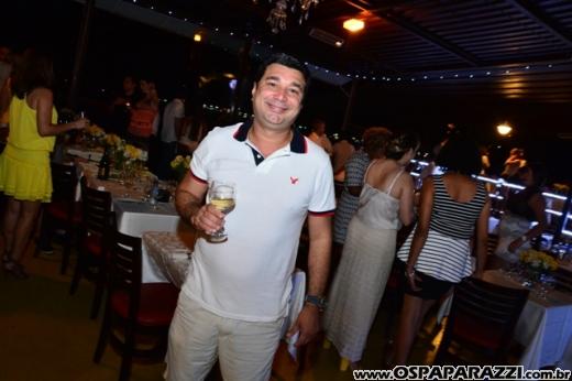 Rogerio Souza celebra a noite de réveillon com clientes e amigos do Guten Bier
