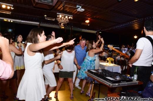 Rogerio Souza celebra a noite de réveillon com clientes e amigos do Guten Bier
