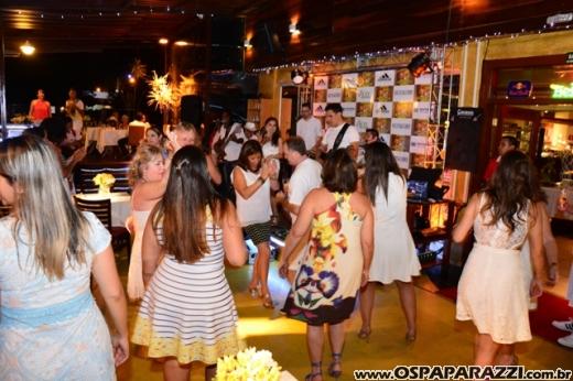 Rogerio Souza celebra a noite de réveillon com clientes e amigos do Guten Bier