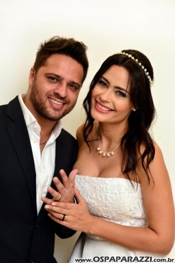 Fernanda Heringer e Junior Ferreti trocam alianças em 30 de dezembro