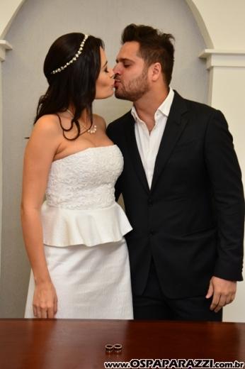 Fernanda Heringer e Junior Ferreti trocam alianças em 30 de dezembro