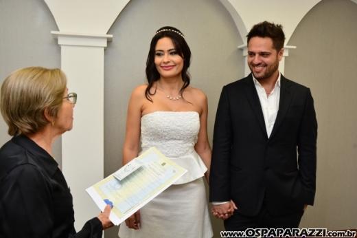 Fernanda Heringer e Junior Ferreti trocam alianças em 30 de dezembro