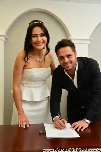 Fernanda Heringer e Junior Ferreti trocam alianças em 30 de dezembro