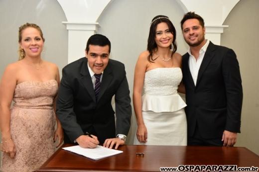 Fernanda Heringer e Junior Ferreti trocam alianças em 30 de dezembro