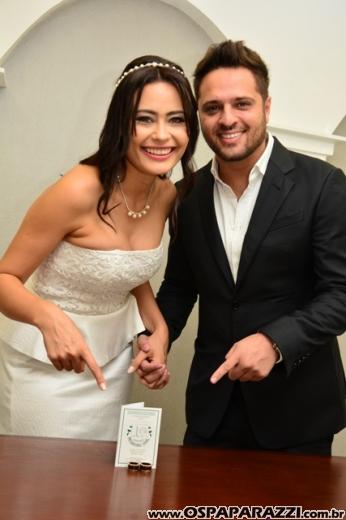 Fernanda Heringer e Junior Ferreti trocam alianças em 30 de dezembro