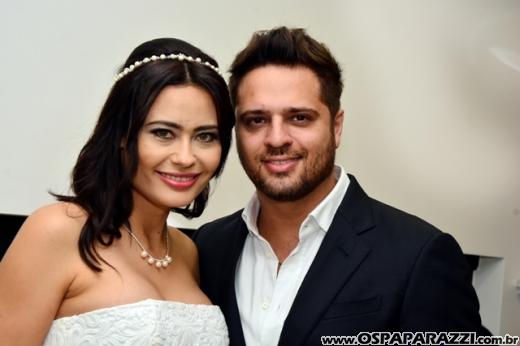 Fernanda Heringer e Junior Ferreti trocam alianças em 30 de dezembro