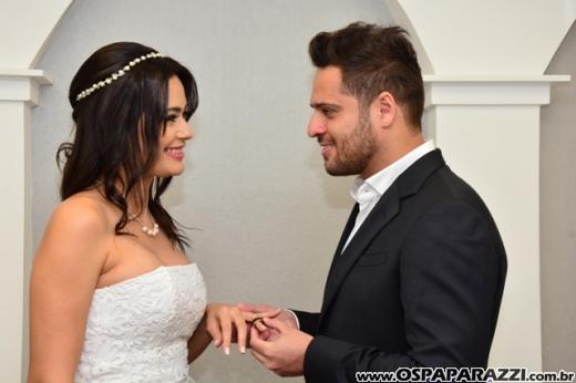 Fernanda Heringer e Junior Ferreti trocam alianças em 30 de dezembro