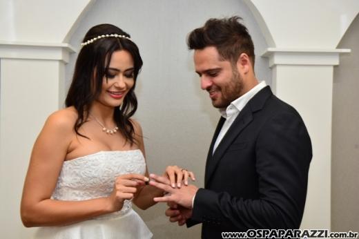 Fernanda Heringer e Junior Ferreti trocam alianças em 30 de dezembro