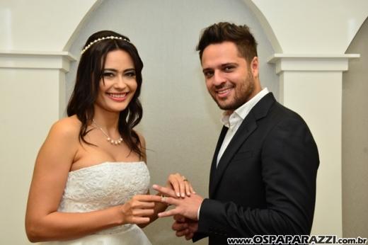 Fernanda Heringer e Junior Ferreti trocam alianças em 30 de dezembro