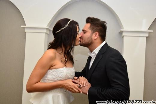 Fernanda Heringer e Junior Ferreti trocam alianças em 30 de dezembro