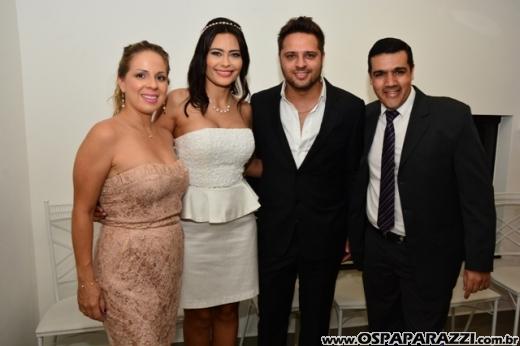 Fernanda Heringer e Junior Ferreti trocam alianças em 30 de dezembro