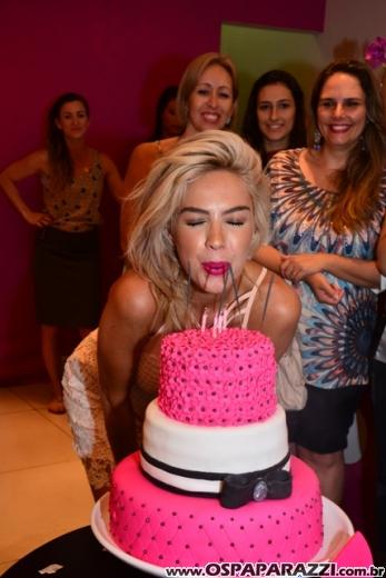 A linda e loira Ana Aragão comemora aniversário em espaço exclusivo muito fashion