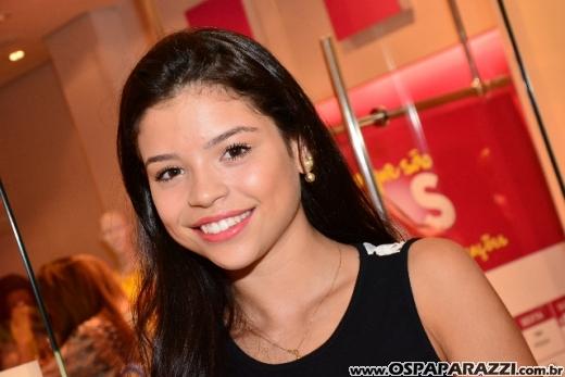 A linda e loira Ana Aragão comemora aniversário em espaço exclusivo muito fashion