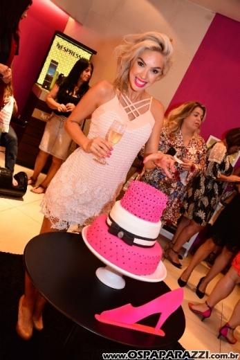 A linda e loira Ana Aragão comemora aniversário em espaço exclusivo muito fashion