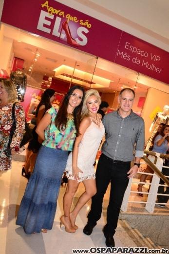 A linda e loira Ana Aragão comemora aniversário em espaço exclusivo muito fashion