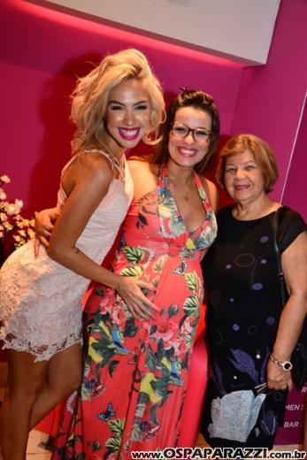 A linda e loira Ana Aragão comemora aniversário em espaço exclusivo muito fashion