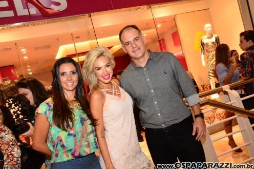 A linda e loira Ana Aragão comemora aniversário em espaço exclusivo muito fashion