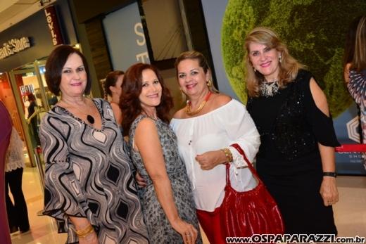 A linda e loira Ana Aragão comemora aniversário em espaço exclusivo muito fashion