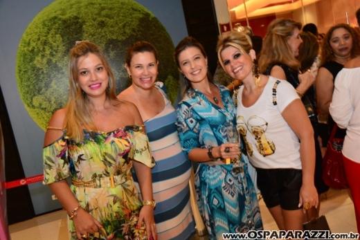 A linda e loira Ana Aragão comemora aniversário em espaço exclusivo muito fashion