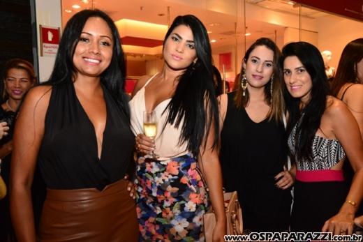 A linda e loira Ana Aragão comemora aniversário em espaço exclusivo muito fashion