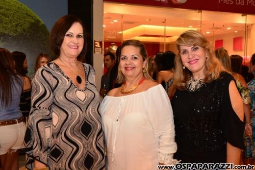 A linda e loira Ana Aragão comemora aniversário em espaço exclusivo muito fashion