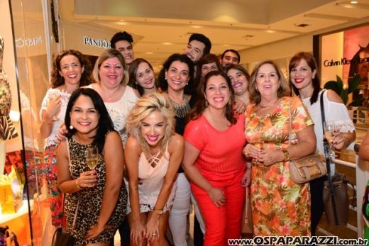 A linda e loira Ana Aragão comemora aniversário em espaço exclusivo muito fashion