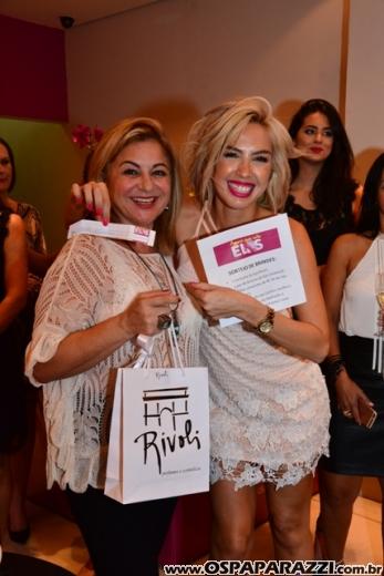 A linda e loira Ana Aragão comemora aniversário em espaço exclusivo muito fashion