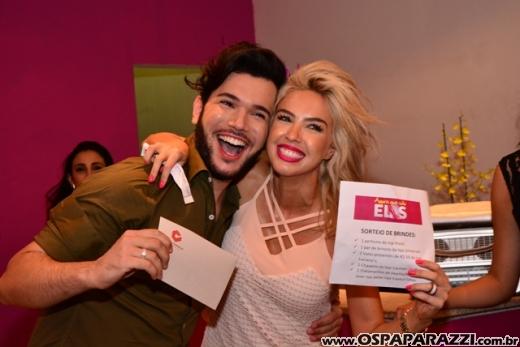 A linda e loira Ana Aragão comemora aniversário em espaço exclusivo muito fashion