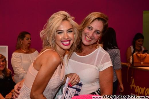 A linda e loira Ana Aragão comemora aniversário em espaço exclusivo muito fashion