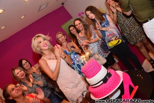 A linda e loira Ana Aragão comemora aniversário em espaço exclusivo muito fashion