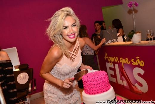 A linda e loira Ana Aragão comemora aniversário em espaço exclusivo muito fashion