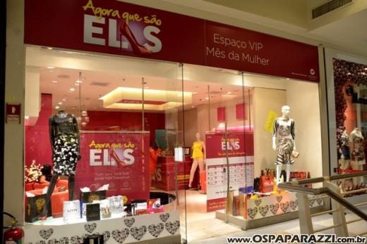 A linda e loira Ana Aragão comemora aniversário em espaço exclusivo muito fashion