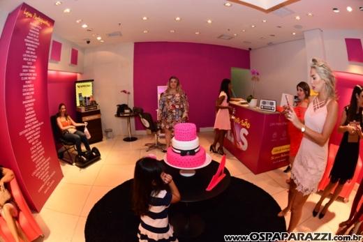 A linda e loira Ana Aragão comemora aniversário em espaço exclusivo muito fashion