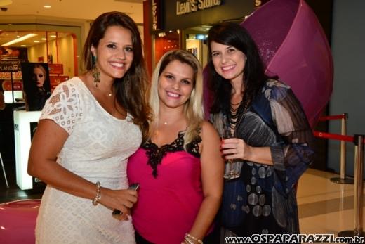 A linda e loira Ana Aragão comemora aniversário em espaço exclusivo muito fashion