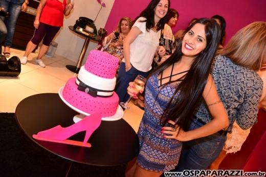 A linda e loira Ana Aragão comemora aniversário em espaço exclusivo muito fashion