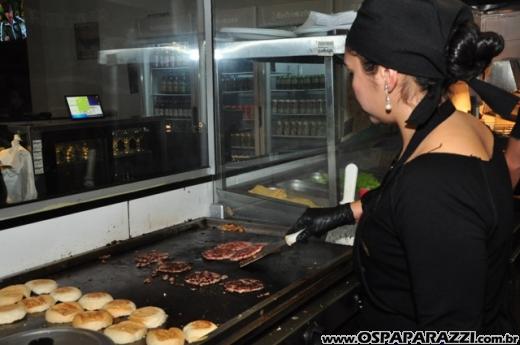 Migas Hamburgueria recebe a imprensa para uma noite de enogastronômia