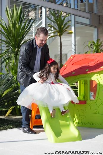 Heleninha Aoki recebe visita da Princesa Branca de Neve nos seus 3 anos