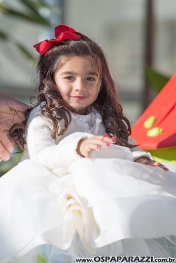 Heleninha Aoki recebe visita da Princesa Branca de Neve nos seus 3 anos