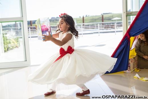 Heleninha Aoki recebe visita da Princesa Branca de Neve nos seus 3 anos