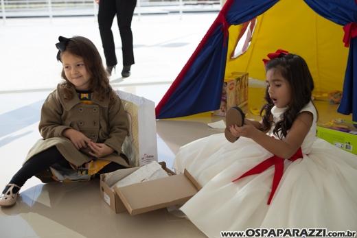 Heleninha Aoki recebe visita da Princesa Branca de Neve nos seus 3 anos