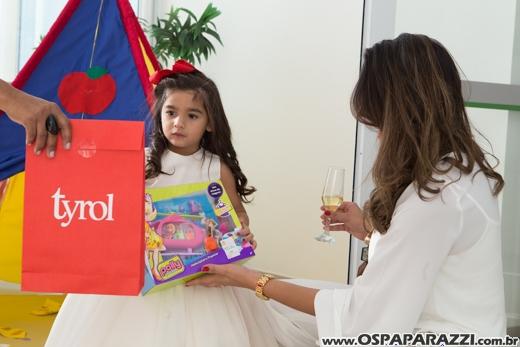 Heleninha Aoki recebe visita da Princesa Branca de Neve nos seus 3 anos