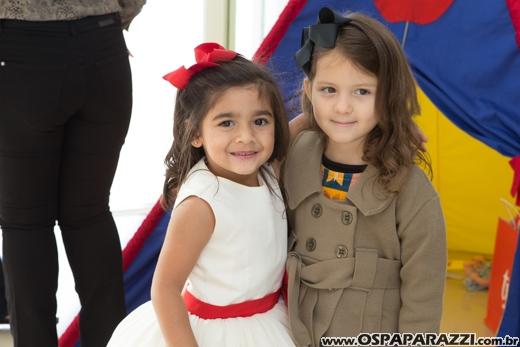 Heleninha Aoki recebe visita da Princesa Branca de Neve nos seus 3 anos