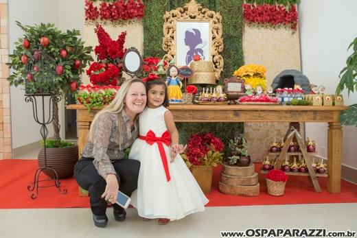 Heleninha Aoki recebe visita da Princesa Branca de Neve nos seus 3 anos